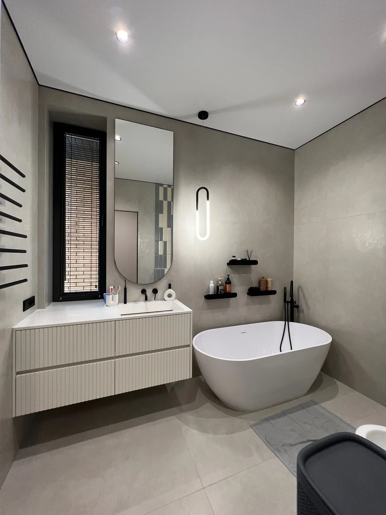 Ванная комната с отдельно стоящей ванной и подвесной тумбой с реечным фасадом